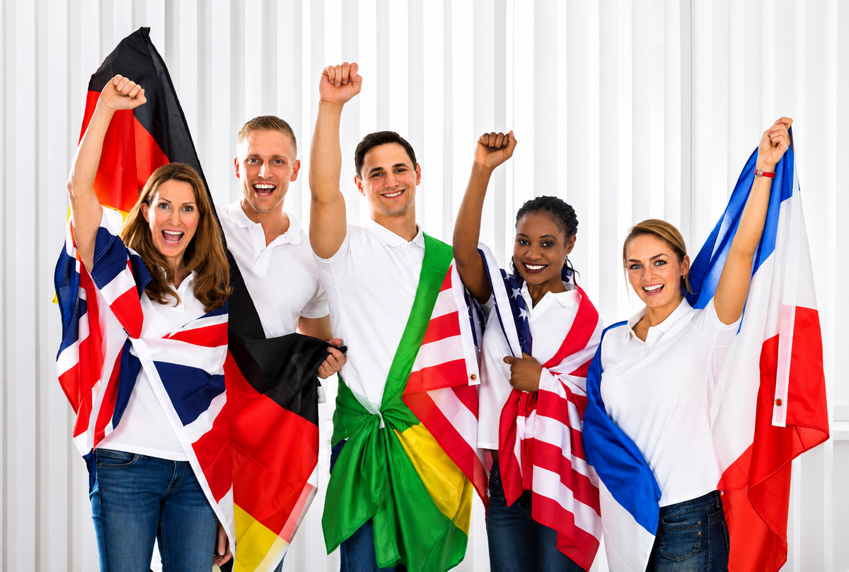 Groupe de personnes célébrant avec des drapeaux nationaux
